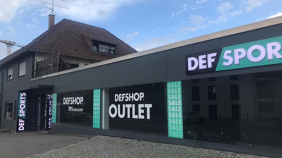 Im September 2018 wurde DEF-Sports an der &Auml;u&szlig;eren Passauer Stra&szlig;e in Straubing er&ouml;ffnet. Eine Premiere: Es war der erste reale Shop des Onlinevertriebs in Deutschland.