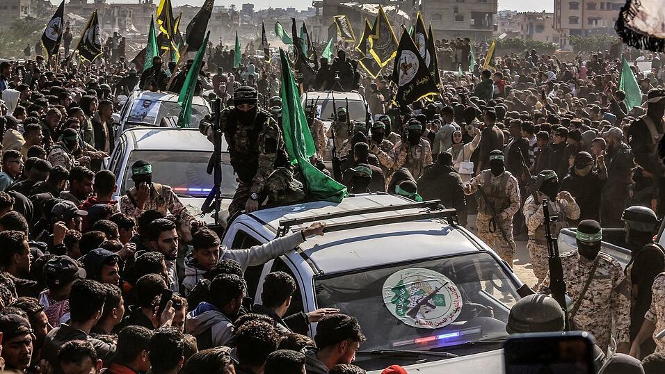 Bei der kürzlichen Übergabe von Geiseln kam es zu chaotischen Szenen. Bei der kürzlichen Übergabe von Geiseln kam es zu chaotischen Szenen.