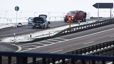 Der kontrollierte BMW in einer Parkbucht. Rechts daneben ein Zivilfahrzeug des Landeskriminalamts.