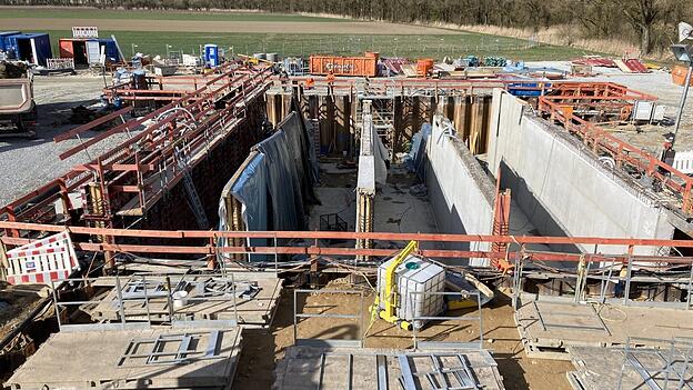 Im Polder Parkstetten/Reibersdorf wird das neue Sch&ouml;pfwerk &bdquo;alte Kinsach&ldquo; gebaut. Der Gr&ouml;&szlig;envergleich zwischen den Menschen (hinten im Bild) und der Baustelle zeigt die Dimension der Anlage.