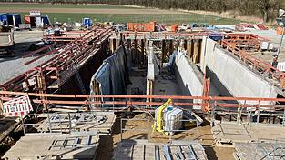 Im Polder Parkstetten/Reibersdorf wird das neue Schöpfwerk „alte Kinsach“ gebaut. Der Größenvergleich zwischen den Menschen (hinten im Bild) und der Baustelle zeigt die Dimension der Anlage. Im Polder Parkstetten/Reibersdorf wird das neue Schöpfwerk „alte Kinsach“ gebaut. Der Größenvergleich zwischen den Menschen (hinten im Bild) und der Baustelle zeigt die Dimension der Anlage.