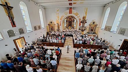 Die Kirche war fast bis auf den letzten Platz gef&uuml;llt.