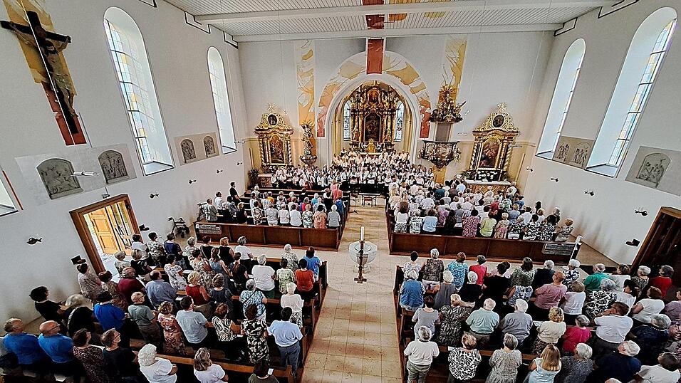 Die Kirche war fast bis auf den letzten Platz gef&uuml;llt.
