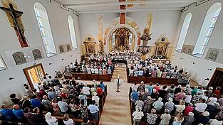 Die Kirche war fast bis auf den letzten Platz gef&uuml;llt.