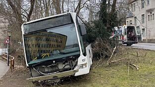 Zwei Menschen werden bei dem Unfall verletzt. Zwei Menschen werden bei dem Unfall verletzt.