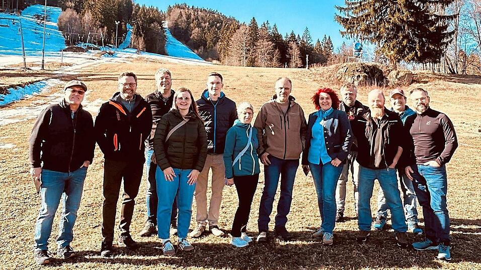 Karl Mühlbauer (6.v.r.) mit Bürgermeisterkandidatin Marion Weber, MdL Dr. Gerhard Hopp (2.v.l.), Hermann Zapf (l.) sowie einem Großteil der Listenkandidaten bei der Talstation des Skigebietes Eck-Riedlstein. Karl Mühlbauer (6.v.r.) mit Bürgermeisterkandidatin Marion Weber, MdL Dr. Gerhard Hopp (2.v.l.), Hermann Zapf (l.) sowie einem Großteil der Listenkandidaten bei der Talstation des Skigebietes Eck-Riedlstein.