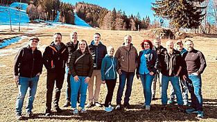 Karl M&uuml;hlbauer (6.v.r.) mit B&uuml;rgermeisterkandidatin Marion Weber, MdL Dr. Gerhard Hopp (2.v.l.), Hermann Zapf (l.) sowie einem Gro&szlig;teil der Listenkandidaten bei der Talstation des Skigebietes Eck-Riedlstein.