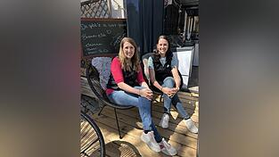 Auf dem Hof von Lena Fischer (links) und Christina Irrgang leben 130 Kühe. Auf dem Hof von Lena Fischer (links) und Christina Irrgang leben 130 Kühe.
