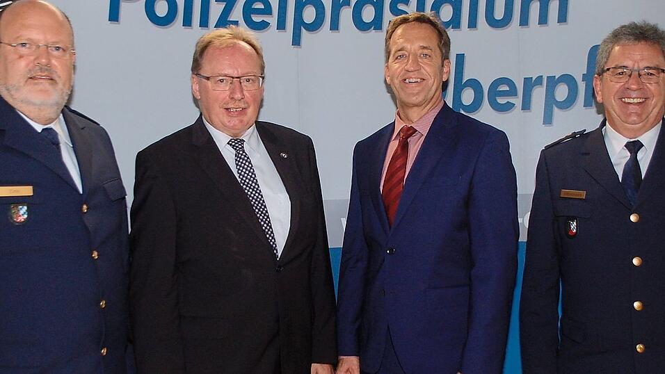 Harald Wiesenberger (2. v. r.) folgt auf den scheidenden Kripoleiter Franz Schimpel (2. v. l.). Polizeipräsident Norbert Zink (l.) und leitender Polizeidirektor Robert Hausmann begleiteten den Stabwechsel. Harald Wiesenberger (2. v. r.) folgt auf den scheidenden Kripoleiter Franz Schimpel (2. v. l.). Polizeipräsident Norbert Zink (l.) und leitender Polizeidirektor Robert Hausmann begleiteten den Stabwechsel.