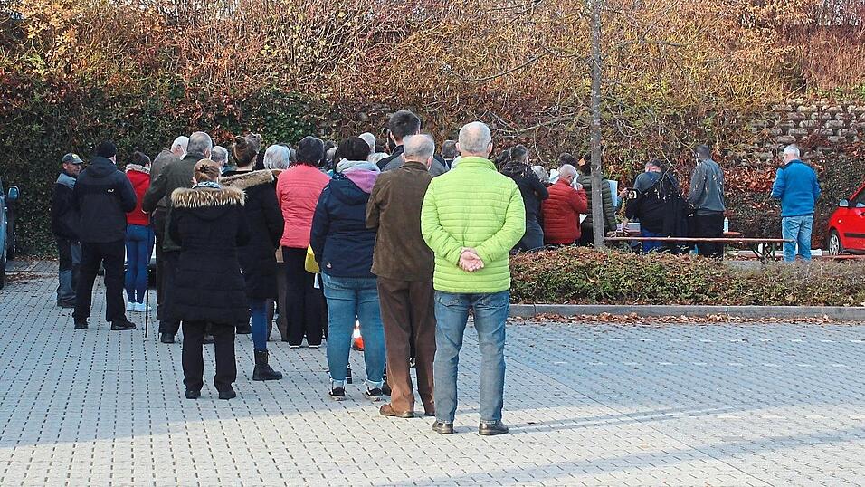 Impfen an der Bierzeltgarnitur: Eine lange Schlange bildete sich am Mittwochnachmittag auf dem Viechtacher Aldi-Parkplatz.