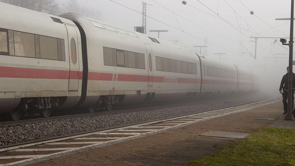 In einem ICE gab es im November 2021 zwischen Regensburg und Nürnberg eine Messerattacke auf mehrere Fahrgäste. In einem ICE gab es im November 2021 zwischen Regensburg und Nürnberg eine Messerattacke auf mehrere Fahrgäste.