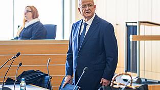 Martin Winterkorn, ehemaliger Vorstandsvorsitzender der Volkswagen AG, steht in einem Saal des Landgerichts Braunschweig. In dem Verfahren wird gegen den früheren VW-Chef Winterkorn wegen des Verdachts des Betruges, der Falschaussage und der Marktmanipulation verhandelt. Martin Winterkorn, ehemaliger Vorstandsvorsitzender der Volkswagen AG, steht in einem Saal des Landgerichts Braunschweig. In dem Verfahren wird gegen den früheren VW-Chef Winterkorn wegen des Verdachts des Betruges, der Falschaussage und der Marktmanipulation verhandelt.