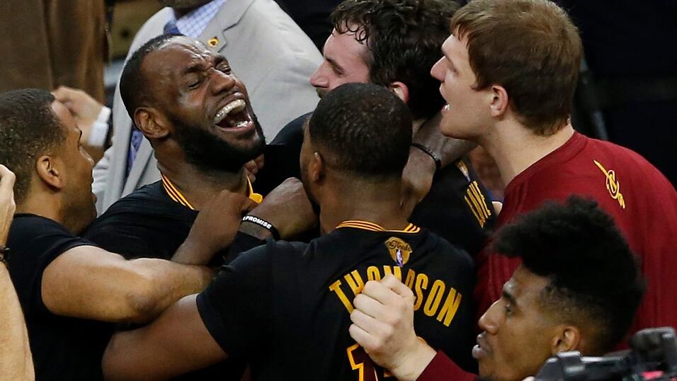 Sein Meisterstück: James führte Cleveland zur ersten NBA-Trophäe. (Archivbild) Sein Meisterstück: James führte Cleveland zur ersten NBA-Trophäe. (Archivbild)