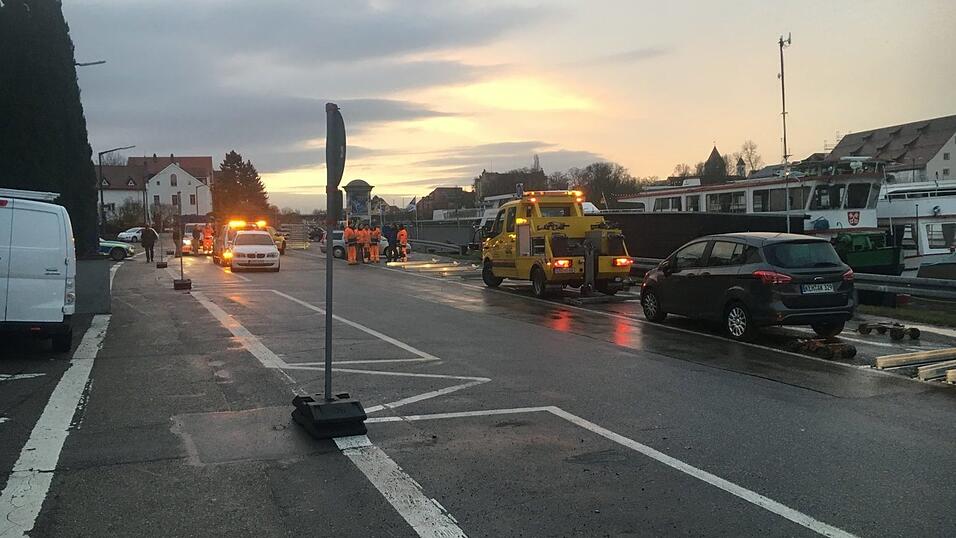 Zahlreiche Autos wurden im betroffenen Gebiet abgeschleppt.