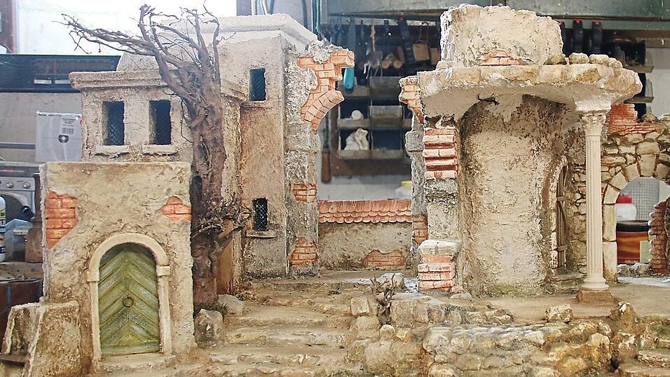 Beeindruckend und mit vielen Details versehen, sind die Krippen von Jochen Hintersberger. Dieses St&uuml;ck ist wie die meisten seiner Bauwerke mit einer Beleuchtung ausgestattet.