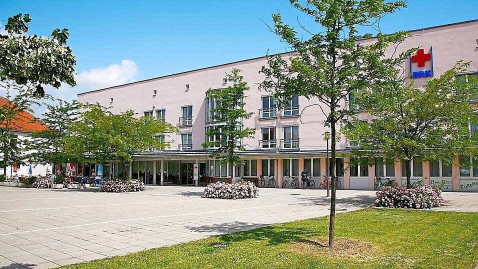 Mitte August fiel eine 97-Jährige von ihrem Balkon im ersten Stock des BRK-Seniorenzentrums Neutraubling. Nun ermittelt ein Gutachter. (Archivfoto) Mitte August fiel eine 97-Jährige von ihrem Balkon im ersten Stock des BRK-Seniorenzentrums Neutraubling. Nun ermittelt ein Gutachter. (Archivfoto)