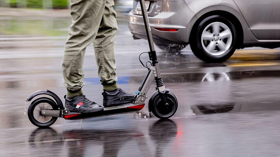 Mitten in der Nacht fährt ein 18-Jähriger mit einem E-Scooter über eine Autobahn. (Symbolbild) Mitten in der Nacht fährt ein 18-Jähriger mit einem E-Scooter über eine Autobahn. (Symbolbild)