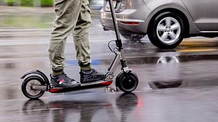 Mitten in der Nacht f&auml;hrt ein 18-J&auml;hriger mit einem E-Scooter &uuml;ber eine Autobahn. (Symbolbild)