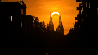 Die Sonne spannt einen Bogen zwischen den T&uuml;rmen des Doms. Danke an unsere Leserin f&uuml;r dieses tolle Foto.