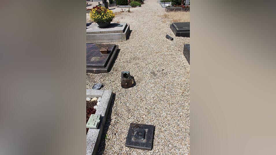Unbekannte haben mehrere Gräber am Friedhof St. Michael in Straubing verwüstet. Unbekannte haben mehrere Gräber am Friedhof St. Michael in Straubing verwüstet.