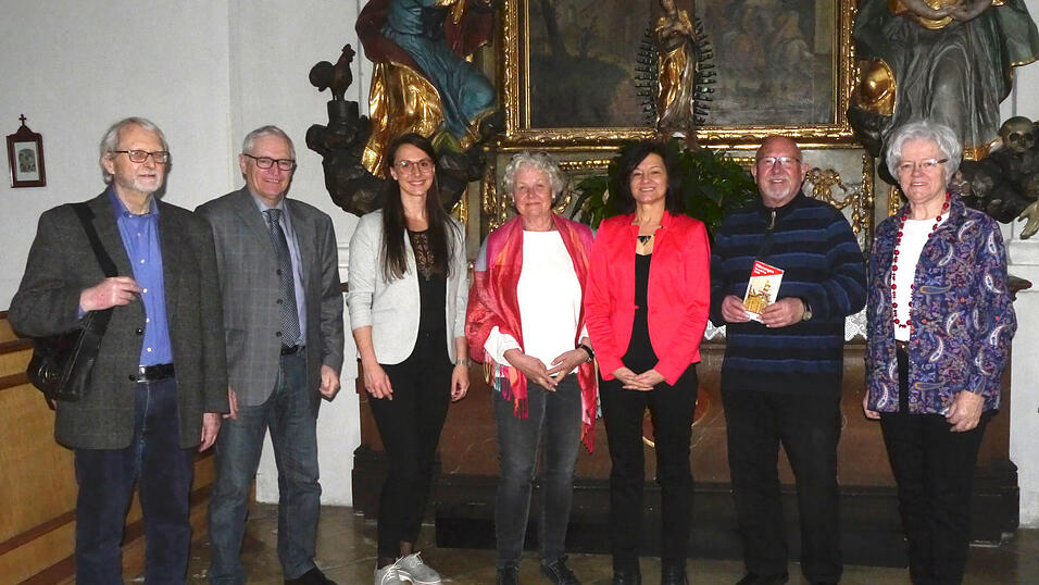 Gästeführer Guido Scharrer, berufsmäßiger Stadtrat Alois Lermer, Katharina Wheeler vom Amt für Wirtschaftsförderung, Gästeführerin Ursula Bosl-Seitz, Claudia Bracht von der Stabstelle Tourismus, Werner Schäfer, Vorsitzender des Fremdenverkehrsvereins Straubing, sowie Gästeführerin Marianne Weinzierl (von links) bei der Vorstellung des Programms für das Jahr 2020. Gästeführer Guido Scharrer, berufsmäßiger Stadtrat Alois Lermer, Katharina Wheeler vom Amt für Wirtschaftsförderung, Gästeführerin Ursula Bosl-Seitz, Claudia Bracht von der Stabstelle Tourismus, Werner Schäfer, Vorsitzender des Fremdenverkehrsvereins Straubing, sowie Gästeführerin Marianne Weinzierl (von links) bei der Vorstellung des Programms für das Jahr 2020.