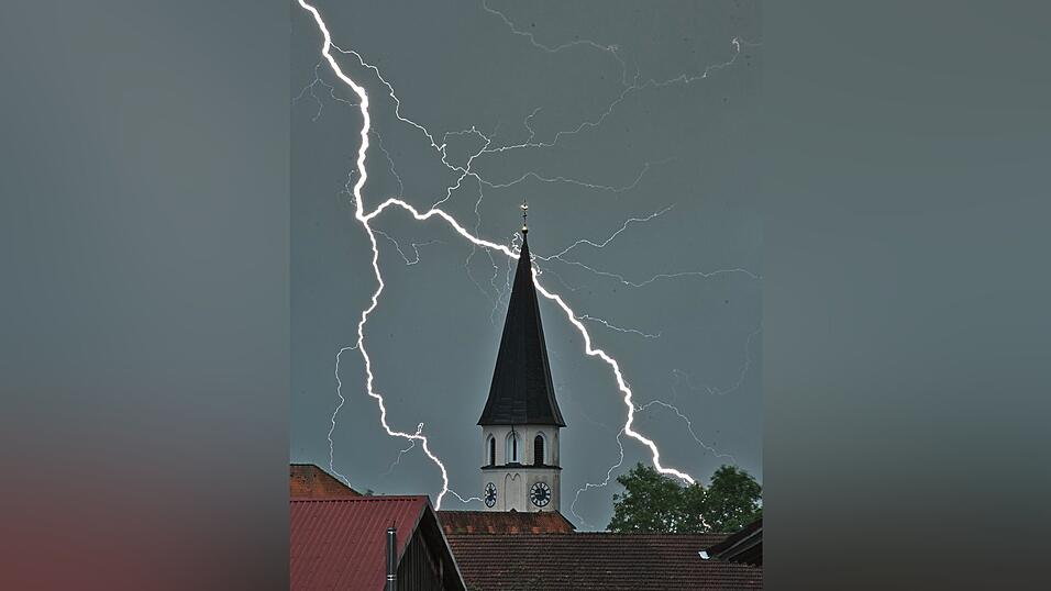 Blitze durchziehen den Himmel bei der Kirche in Steinach.