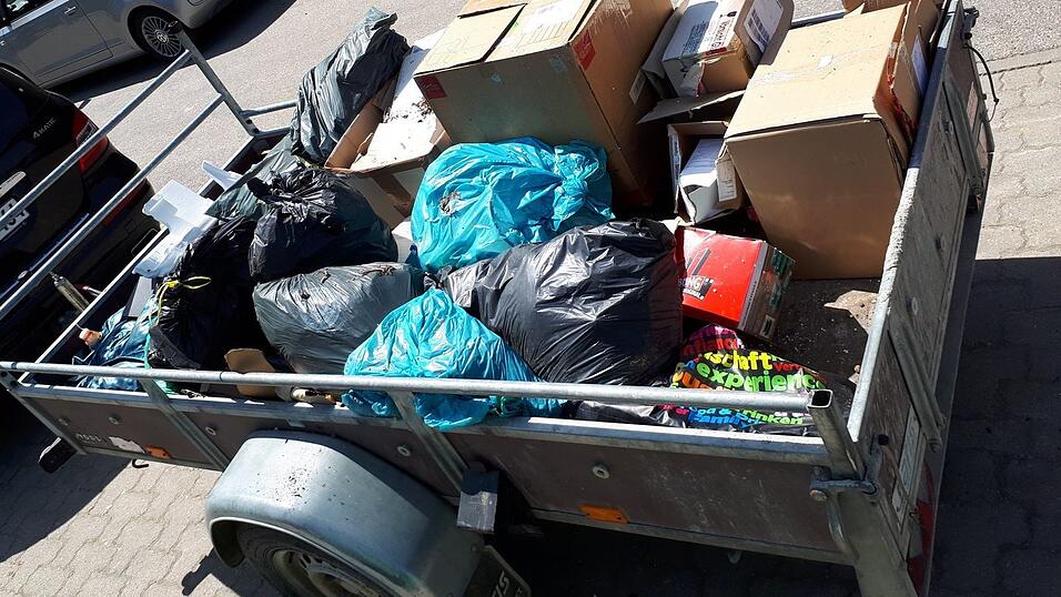 In Säcken verpackte Abfälle gelten als Sperrmüll und werden deshalb nicht in den örtlichen Altstoffsammelstellen angenommen. In Säcken verpackte Abfälle gelten als Sperrmüll und werden deshalb nicht in den örtlichen Altstoffsammelstellen angenommen.