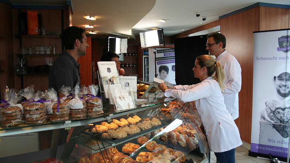 Die Belegschaft der B&auml;ckerei Steinleitner in Straubing durfte sich am Dienstag &uuml;ber den Besuch eines ZDF-Fernsehteams freuen.
