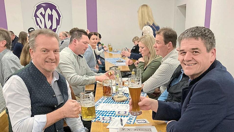 B&uuml;rgermeister Michael Krumbucher (rechts) musste sich derblecken lassen.
