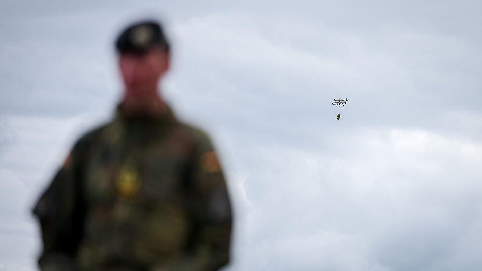 Generalleutnant Christian Freuding vor Drohne am Himmel Generalleutnant Christian Freuding vor Drohne am Himmel