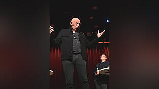 Während Joe Bausch (vorne) lebhaft durch menschliche Abgründe führte, hielt sich Moderator Tino Grosche weitgehend zurück. Während Joe Bausch (vorne) lebhaft durch menschliche Abgründe führte, hielt sich Moderator Tino Grosche weitgehend zurück.