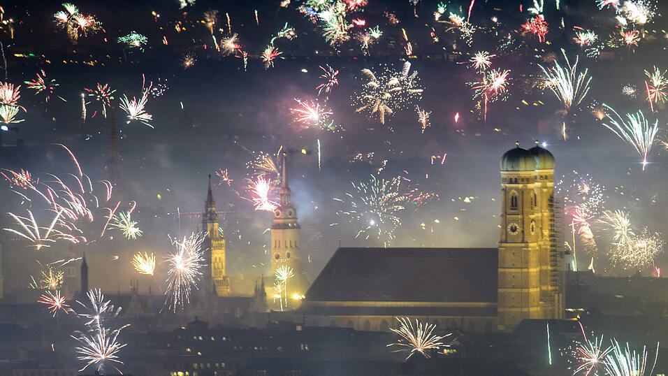 Knallig-bunt: Die Silvesternacht 2018 in M&uuml;nchen. Ob es beim anstehenden Jahreswechsel auch knallen wird, ist ungewiss.