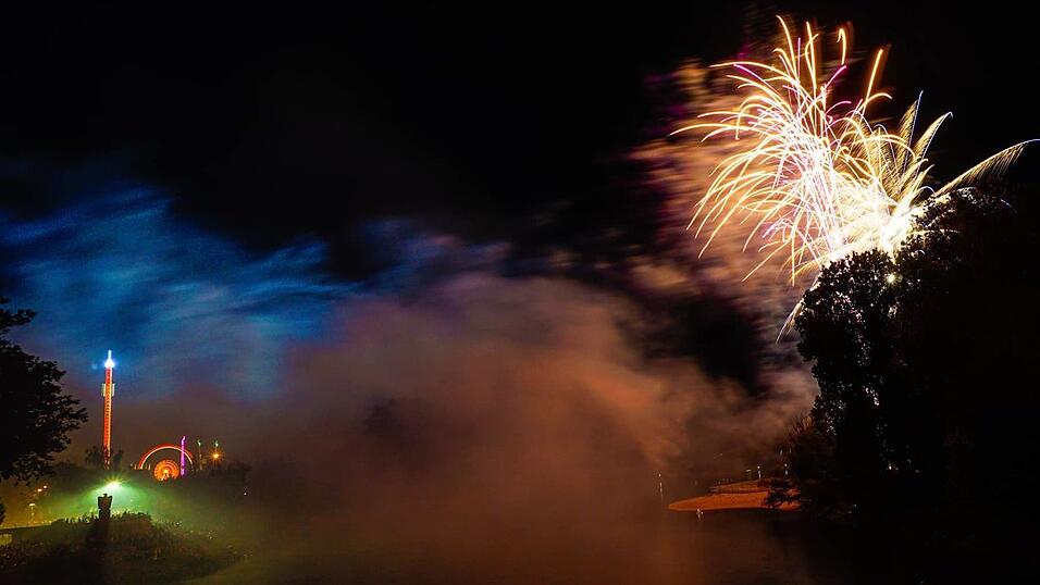 Unsere Leserin Marion Hobelsberger hat die Lampionfahrt mit Blick auf den Adler und das Gäubodenvolksfest verfolgt und dabei diese tollen Fotos vom Niederfeuerwerk gemacht.