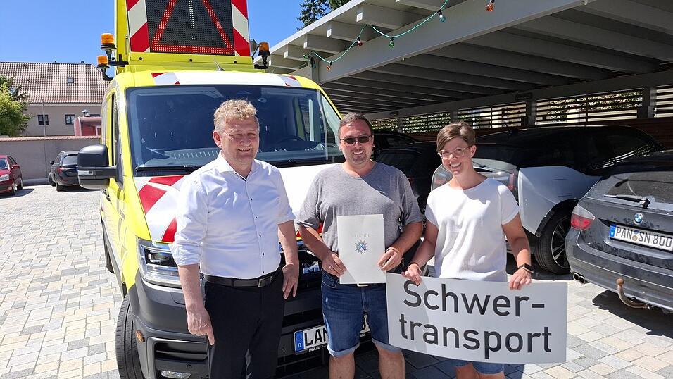 Bürgermeister Josef Beham (v. l.), Stefan Neubert und Kerstin Neubert bei der Vorstellung der Firma mit einem dem Transporter.