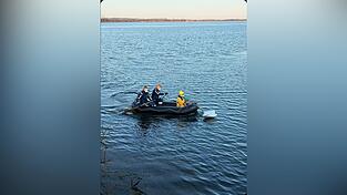 Einen toten Schwan und 15 verendete Entenvögel hat das THW Freising am Sonntag am Moosburger Ausgleichsweiher geborgen. Einen toten Schwan und 15 verendete Entenvögel hat das THW Freising am Sonntag am Moosburger Ausgleichsweiher geborgen.
