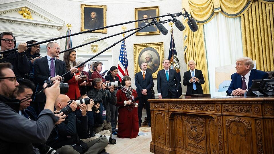 Unter Pr&auml;sident Donald Trump (rechts) hat sich die Situation f&uuml;r kritischen Journalismus in den USA verschlechtert.