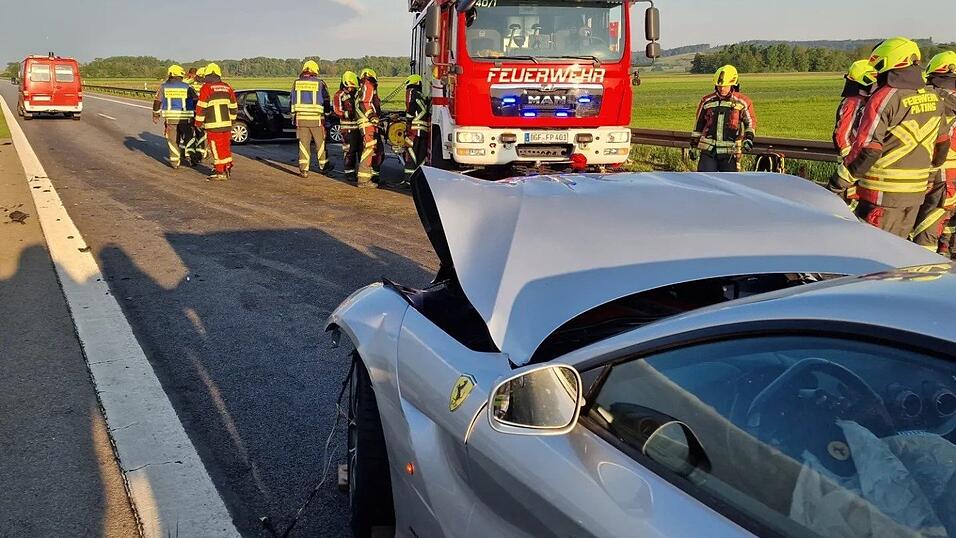 Der eingeklemmte Ferrari-Fahrer wurde aus seinem Auto befreit. 