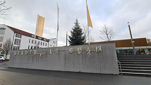 Der Stadthallen-Schriftzug wird überarbeitet. Der Stadthallen-Schriftzug wird überarbeitet.