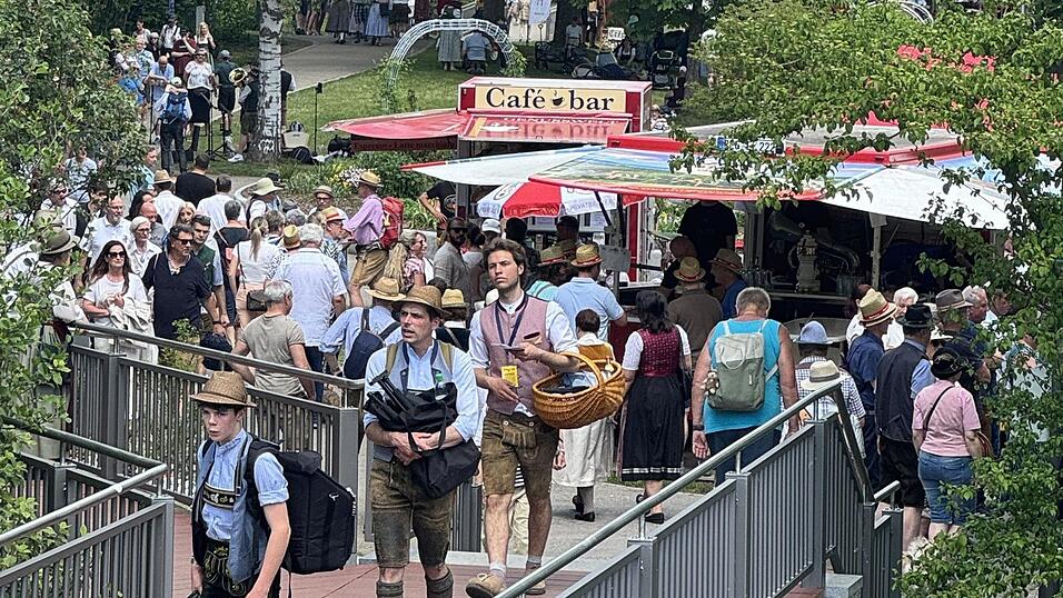 Tausende Besucher kamen heuer an Pfingsten zum Drumherum-Festival nach Regen. Mit den Problemen bei der Anreise mit der Bahn beschäftigte sich am Dienstag der Verkehrsausschuss des Landtags. Tausende Besucher kamen heuer an Pfingsten zum Drumherum-Festival nach Regen. Mit den Problemen bei der Anreise mit der Bahn beschäftigte sich am Dienstag der Verkehrsausschuss des Landtags.