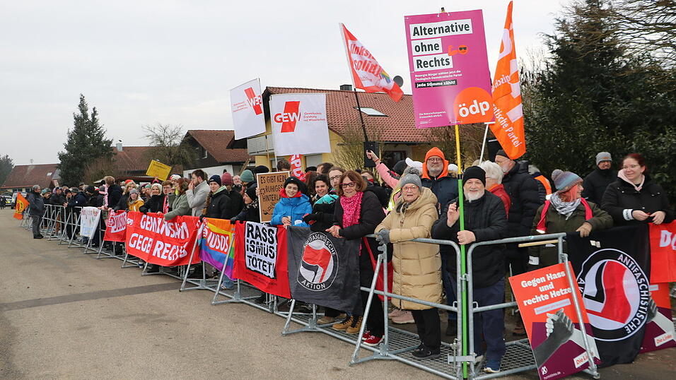Über 100 Menschen sind zur Gegendemo gekommen. Über 100 Menschen sind zur Gegendemo gekommen.