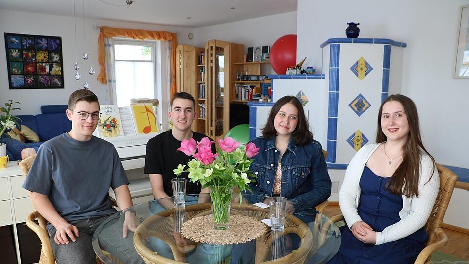 Einige Teilnehmer, darunter auch Raphaela von der Pfarrei Ittling, wurden für den 'Chor der Nationen' ausgewählt. Dieser gestaltete - gleich neben dem Baldachin mit dem Papst - das Rahmenprogramm. Einige Teilnehmer, darunter auch Raphaela von der Pfarrei Ittling, wurden für den 'Chor der Nationen' ausgewählt. Dieser gestaltete - gleich neben dem Baldachin mit dem Papst - das Rahmenprogramm.