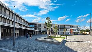 Viel Glas und lasierte Fichte dominieren die Fassade der neuen Staatlichen Realschule. 