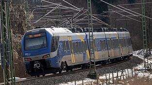 Aufgrund von Bauarbeiten kommt es bei Zügen der Bayerischen Regiobahn zu Verspätungen und Ausfällen von Haltestellen. (Symbolbild) Aufgrund von Bauarbeiten kommt es bei Zügen der Bayerischen Regiobahn zu Verspätungen und Ausfällen von Haltestellen. (Symbolbild)