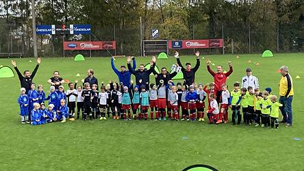 'Wir sind alle Gewinner' - die teilnehmenden Mannschaften des Turniers mit den jeweiligen Teamverantwortlichen und Organisator Steve Oppermann (hinten 4.v.l.).