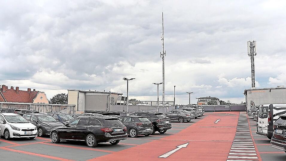 Oben auf dem Parkhaus am Dachauplatz: Wo heute noch Autos parken, könnte in Zukunft eine Kita stehen. Oben auf dem Parkhaus am Dachauplatz: Wo heute noch Autos parken, könnte in Zukunft eine Kita stehen.