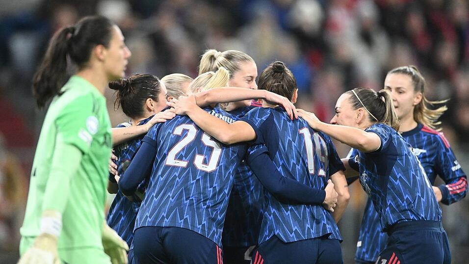 Die Arsenal-Spielerinnen jubeln neben Bayern-Torhüterin Maria Luisa Grohs.
