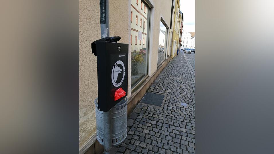 Ein Hundekotbeutel-Spender ist in der Albrechtsgasse installiert worden, in der Hoffnung, dass die schwarzen Schafe unter den Gassigehern, die bisher die Hinterlassenschaft ihres Vierbeiners einfach liegen lie&szlig;en, davon Gebrauch machen. Und in der Hoffnung, dass sie nicht Ziel von Vandalismus werden.