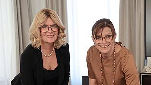 Beim Unterzeichnen der Mandatsvereinbarung: Landr&auml;tin Susanne Hoyer und Freisings dritte B&uuml;rgermeisterin Monika Riesch (r.).