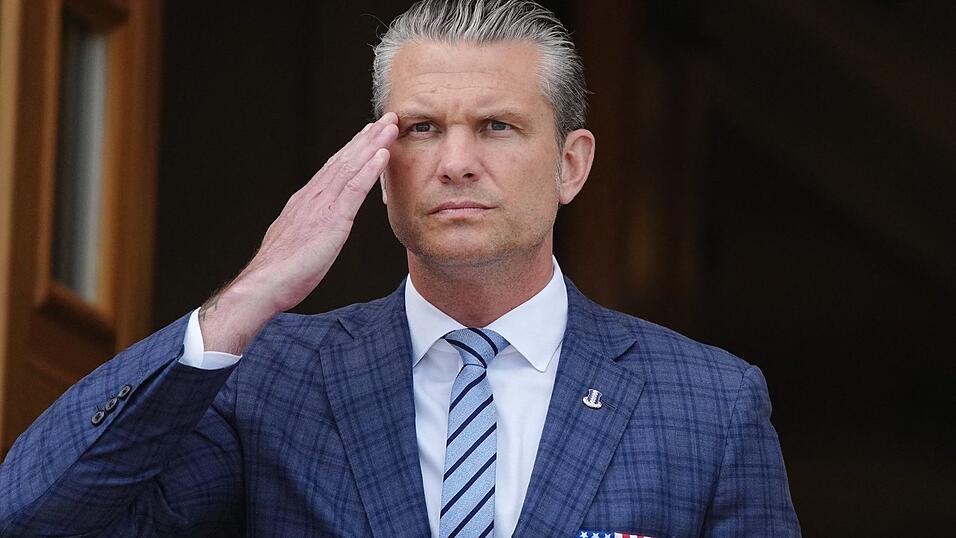 US-Verteidigungsminister Pete Hegseth hat angekündigt, die geplante Erschießung eines Attentäters öffentlich stattfinden zu lassen. (Archivbild) US-Verteidigungsminister Pete Hegseth hat angekündigt, die geplante Erschießung eines Attentäters öffentlich stattfinden zu lassen. (Archivbild)