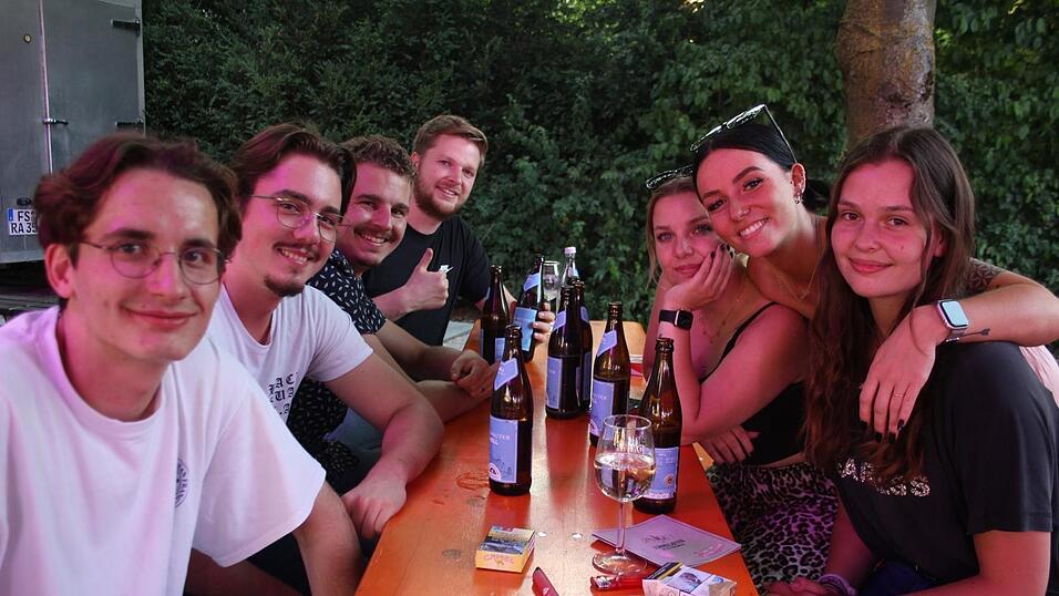 Die Besucher genossen den ersten Abend des Sommergartens auf der Mühleninsel. Die Besucher genossen den ersten Abend des Sommergartens auf der Mühleninsel.